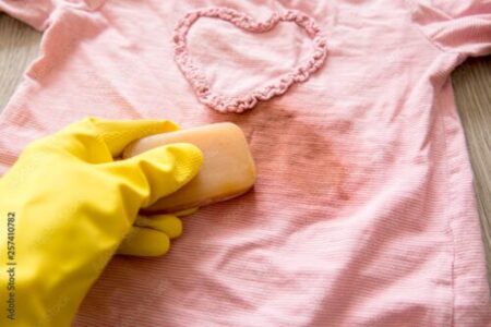 How to remove gum from clothes إزالة البقع من الملابس